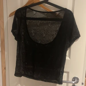 Genomskinlig topp/blus  - Super söt blus som är genomskinlig, perfekt till fest!! Öppen i ryggen 