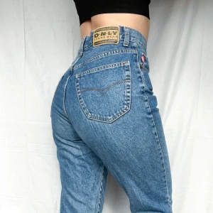 Momjeans från Only - Ett par lite retro, supersnygga momjeans från Only i strl 30/30 i stilen ”Lucy”. Sitter perfeky på mig med storlek 36/38 i byxor