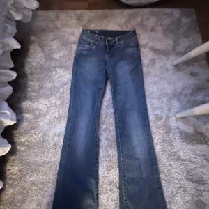 Säljer dessa as snygga jeans då dom var för långa på mig som är 1,57. Har lånade bilder om någon vill ha, eller är intresserad!!🥰Midja: ca 70-72cm runt!!