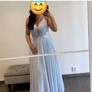 festklänning - Jätte fin blå festklänning, använd 1 kväll. Köpt för 3500 så buda gärna! Storlek 40/42 men lite insydd vid brösten så går att sprätta upp 