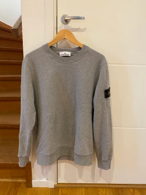 Stone Island tröja - Säljer denna feta Stone Island tröjan då den inte kommer till användning. Tröjan är använd cirka 3 gånger så den är som ny👊 Tröjan är köpt på NK för 2899kr. Skriv vid minsta funderingar