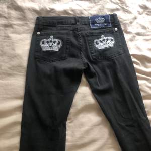 Säljer super fina Victoria Beckham jeans eftersom dem tyvärr är för små för mig. Dem är som nya men tyvärr är lite uppklippt på ena benet (kolla sista bilden) men går enkelt att sy ihop! 💓 tryck inte på köp nu 