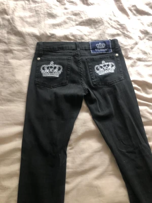 Victoria Beckham - Säljer super fina Victoria Beckham jeans eftersom dem tyvärr är för små för mig. Dem är som nya men tyvärr är lite uppklippt på ena benet (kolla sista bilden) men går enkelt att sy ihop! 💓 tryck inte på köp nu 