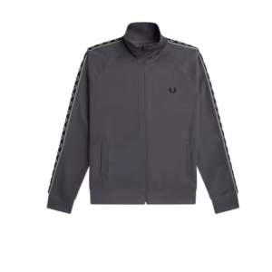 Säljer min mörkgråa fred Perry zip då den inte kommer till användning. Köpt in för 2.354kr. Den är i nyskick, använt 2 gånger. 