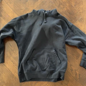 Svart premium hoodie  - Har knappt använt för den är för liten ! 