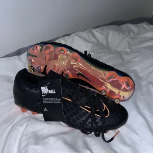 Nike phantom ultra venom  - Hej. Säljer mina helt oanvända fotbollskor. De är iprincip omöjliga att få tag på i butik! Hör av er med frågor