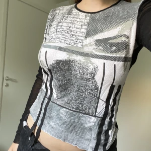 Meshtröja - En jättefin och unik meshtröja med coola motiv i svart och vitt. Från märket Tita conchi.
