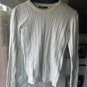 Kavelstickad - Kavelstickad långärmad, väldigt bra skick på den. Är i storlek S men passar nog Xs bättre. 