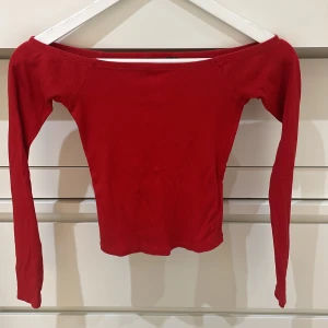 Off shoulder topp - Jättefin röd off shoulder topp i storlek Xxs men passar även Xs