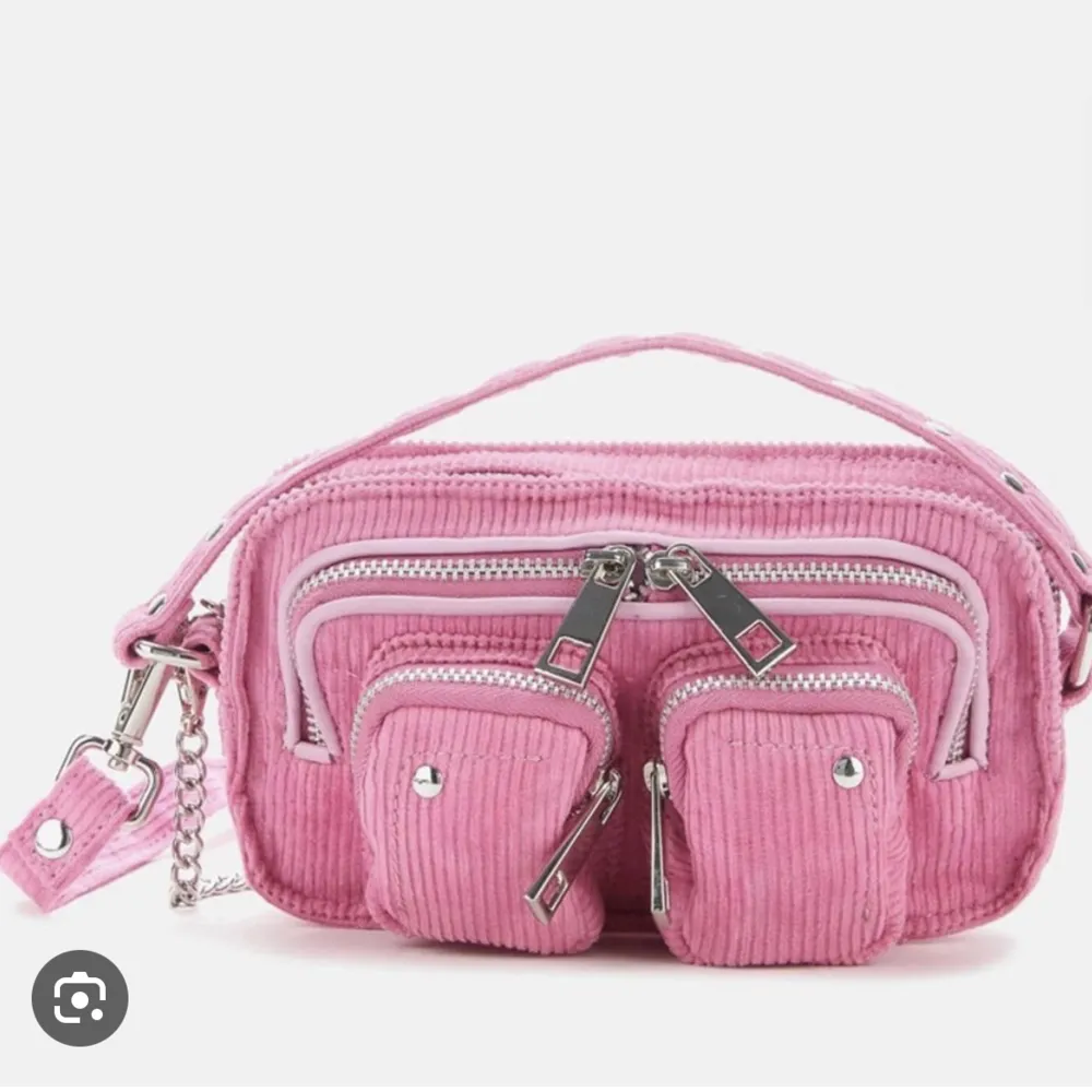 Säljer min fina rosa väska ifrån Nunoo. Väskan är i mocka imitation. Bra skick men flitigt använd. Nypris 700🩷🩷Rosa band tillkommer . Väskor.