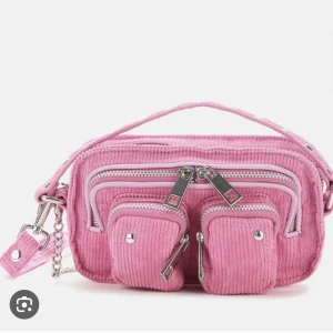 Nunoo väska  - Säljer min fina rosa väska ifrån Nunoo. Väskan är i mocka imitation. Bra skick men flitigt använd. Nypris 700🩷🩷Rosa band tillkommer 