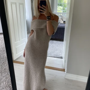 Stickad klänning  - Stickad klänning från ginatricot som är helt slutsålda och jätte efterfrågad!! Nypris 700. Helt oanvänd 💕