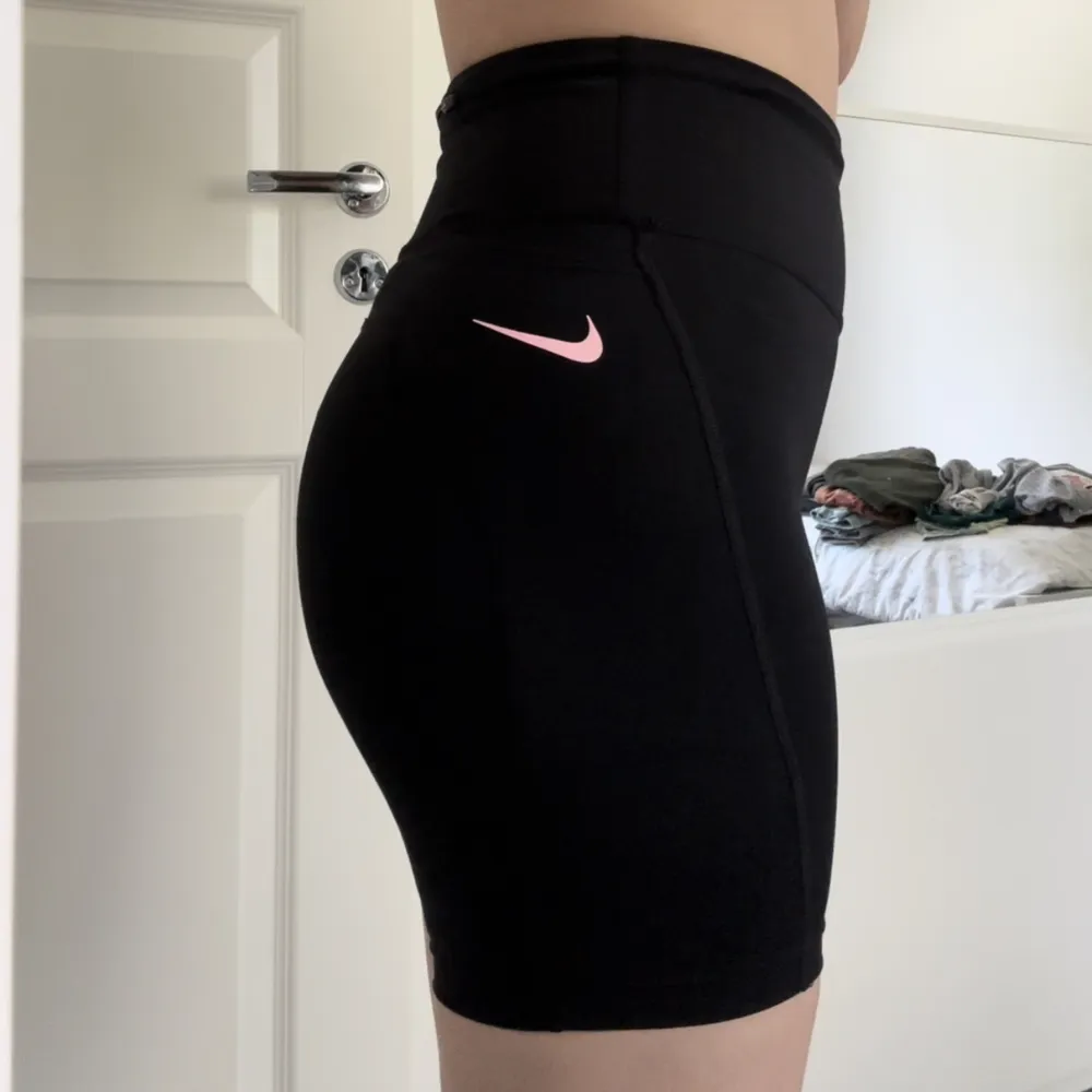 Jätte fina tränings shorts från Nike. Sitter fint på men de är lite små för mig så jag säljer de🤩. Shorts.