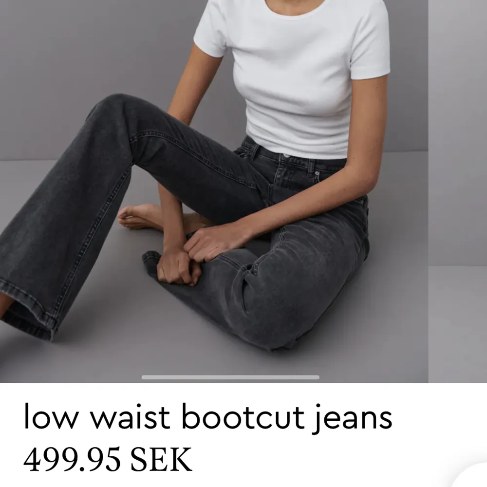 De trendiga low waist bootcut jeansen från Gina tricot. Använder inte längre då jag köpt andra byxor jag gillar mer! Jag är 163 och längden är precis så man vill ha den på mig. Köpte för 500kr (pris kan diskuteras) 💗. Jeans & Byxor.