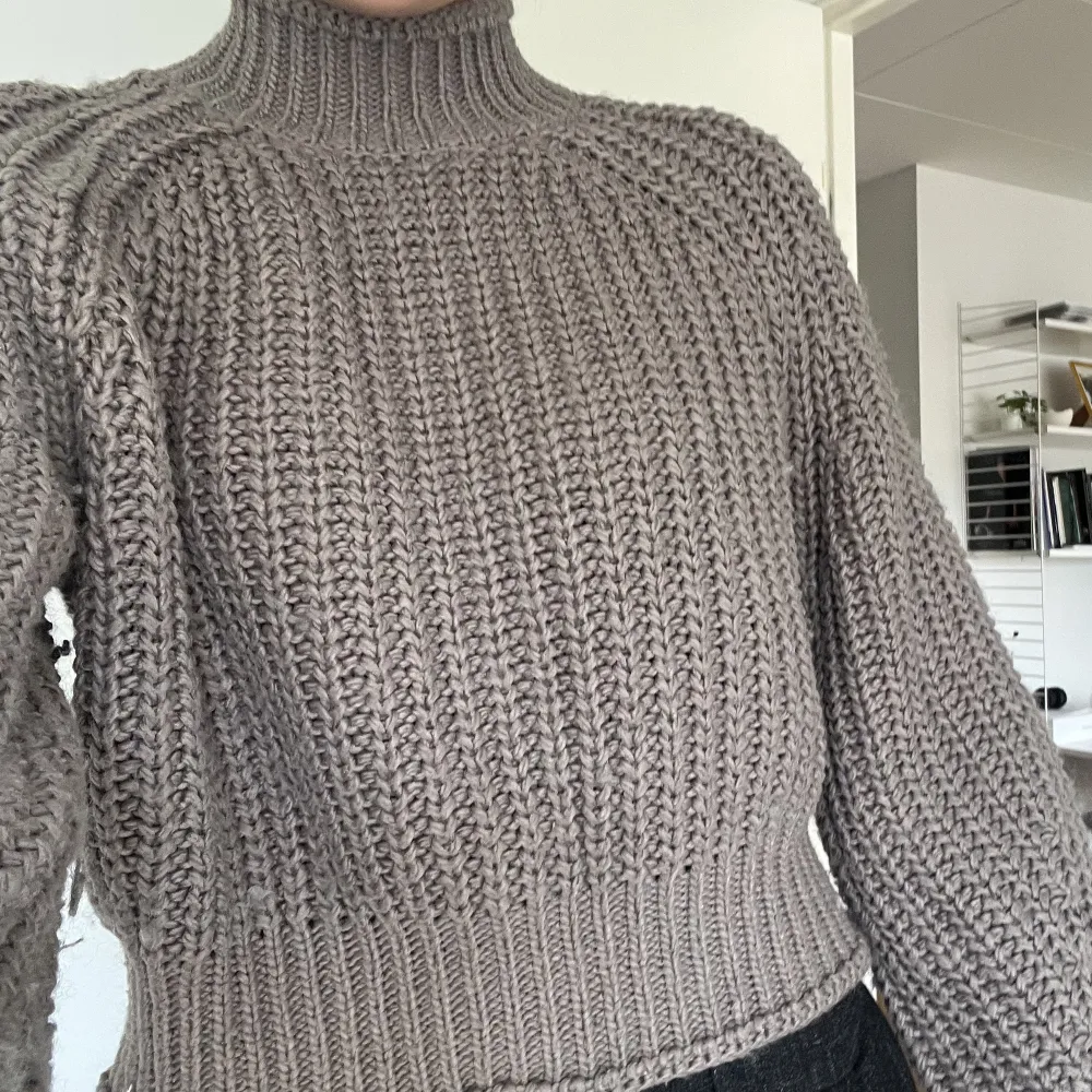 Jättefin och superskön grå kabelstickad tröja från hm! Perfekt till hösten. Tröjor & Koftor.
