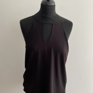 Svart blus med nyckelhålsringning - Svart blus med nyckelhåls urringning från märket Only. Strl 36 och använd enbart ett fåtal gånger. 