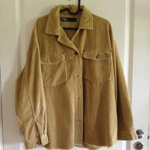 Som ny, använd 2 ggr. Senapsgulgrön overshirt/jacka från Zara, perfekt till hösten!   Säljer pga kommer ej till användning!