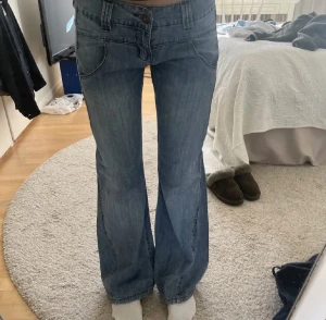 Lågmidjade jeans  - (Lånade bilder) super fina lågmidjade bootcut jeans som jag köpte här på plick men tyvärr var försmå för mig:(🩵om du har någon fråga är det bara att skriva priv💞