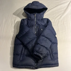 Polo Ralph Lauren jacka - Säljer min jättesnygga mörkblå Polo Ralph Lauren jacka då den har blivit förliten. Storleken är M (10-12) 150/76  Skick:7/10