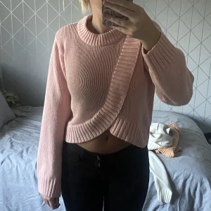 Stickad tröja - Stickad tröja Strlk 158/164 från gina tricot Young. Ganska kort. Fint skick, använd fåtal gånger.