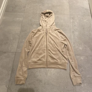 Beige hoodie - En beige typ hoodie som har används typ 2 gånger, nypris 299👌🏼❤️