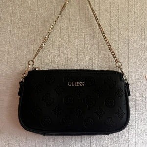 Guess väska - Helt ny Guess väska köpt för 1199kr. går att diskutera priset.
