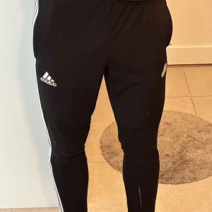 Adidasbyxor  - Addidasbyxor i storlek m, bra skick bara för små för mig nu:) pris kan diskuteras.