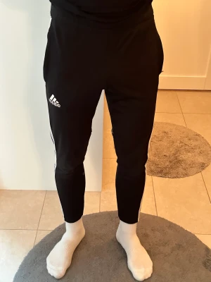 Addidasbyxor - Addidasbyxor i storlek medium, helt okej skick, lite slitna vid knäna. Annars bra, för små för mig nu.