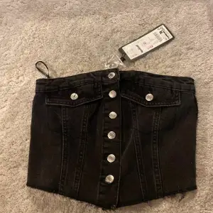 Säljer denna jeans topp den aldrig använd (bara testad), säljer pgv aldrig kom till användning. Köpt från new yorker. Storlek: Xs 