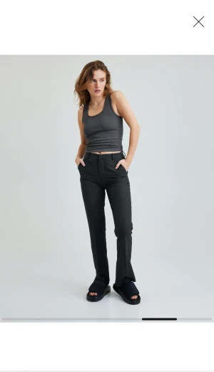 Kostymbyxor - Svarta lågmidjade kostymbyxor🖤 Superfint skick! Ordn pris: 499:-