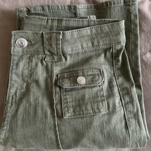 Hm cargo pants  - Säljer mina cargo pants från hm då dom är lite små kan även tänka mig att byta dom ifall nån har ett par i 38 