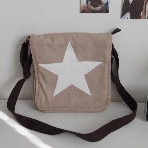 messengerbag - intressekoll på denna söta axelväskan!! toppenskick 🌷