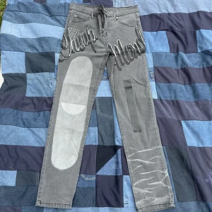 Cheap Monday jeans - Otrolig snygga gråa CM jeans, roliga o snygga jeans. Dm vid frågor:)