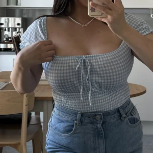 blårutig milkmaid topp - gullig blårutig milkmaid topp 💙materialet är stretchigt och mjuk, fin on- och off shoulder 