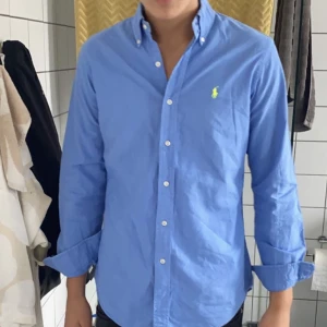 Ralph Lauren skjorta  - Säljer denna fräscha Ralph Lauren skjortan! Storlek small! Skriv om ni vill ha fler bilder osv!