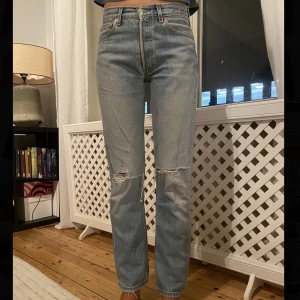 Levi’s jeans - Säljer mina fina vintage Levi’s 501 jeans. Är 178 cm lång. Passar en 34/36a (enl lapp W29 L32) och sitter snyggt lite baggy på. En fläck ovanför högra knäet.