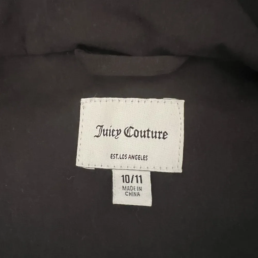 En varm och skön svart väst från Juicy couture,mycket bra skick.knappt använd.. Jackor.
