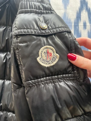 Moncler jacka - Använd moncler jacka men i acceptabelt skick. Storlek 3 = M Dragkedjan är bytt då den gick söder för ett år sen. Jättesnygg på. Kan gå ner i pris vid snabb affär. Storleken är M men sitter bra på mig som är S för en liten oversized look. Äkta,inget kvitto