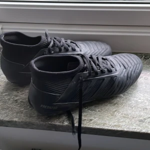 Fotbollsskor säljes - Jag säljer mina fotbollsskor som nästan är nya. Det är adidas fotbollsskor i storlek 37 1/2. Är i väldigt bra skick och de garanterar mål!