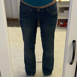Blåa lågmidjade bootcut/straight jeans, helt oanvända 💞innerbenen-77 cm, midja-38 cm