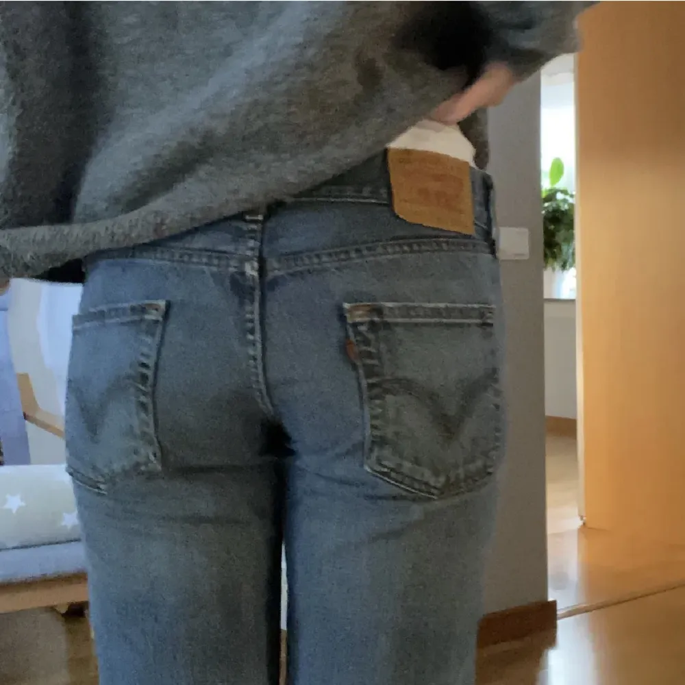 Såå fins Levis jeans i modellen 557💗midja: 40 rakt över längd 78, säljer då dom är för stora för mig💗 (lånade bilder). Jeans & Byxor.