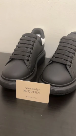 Alexander mcqueen - Helt nya Alexander mcqueen. Säljer för 2000 men pris kan diskuteras.