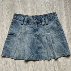 Denim y2k miniskirt - !!Pris kan diskuteras!! Kortkort jeanskjol, 2000-tal💋 Den är från märket edc by esprit och jag säljer endast för jag sällan använder kjolar. Den är i superfint skick. Skriv privat om ni har frågor💗