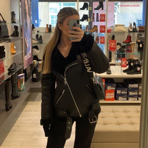 Valentino väska  - En superfin Valentino väska i modellen Alexia! Nypris 1 115kr. 