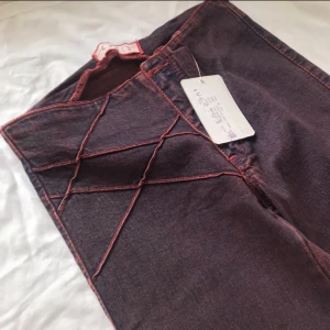 Bootcut jeans  - Oanvända vintage lila/röda jeans. De är tyvärr för små för mig så kan inte visa hur de ser ut på. 31cm i midjan och 80cm innerben, ganska stretchigt material. 