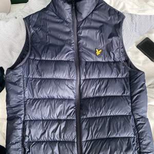 Säljer nu min lyle & scott väst. Knappt använd och är i nyskick.   Cond 10/10 Storlek S 