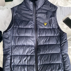 Lyle & Scott Väst - Säljer nu min lyle & scott väst. Knappt använd och är i nyskick.   Cond 10/10 Storlek S 
