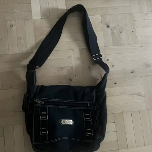 Väska - Cool axelremsväska!!! Skriv vid funderingar!!💘