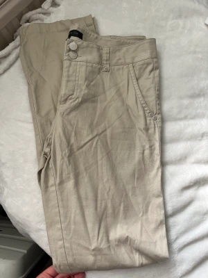 Byxor - Beiga byxor i storlek 38 men passar även 36. Raka i modellen och aldrig använda. 