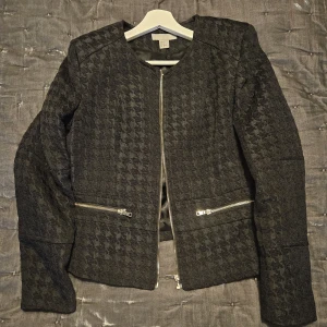 Kavaj mörkblå  - Mörkblå kavaj med gulsblixtlåser